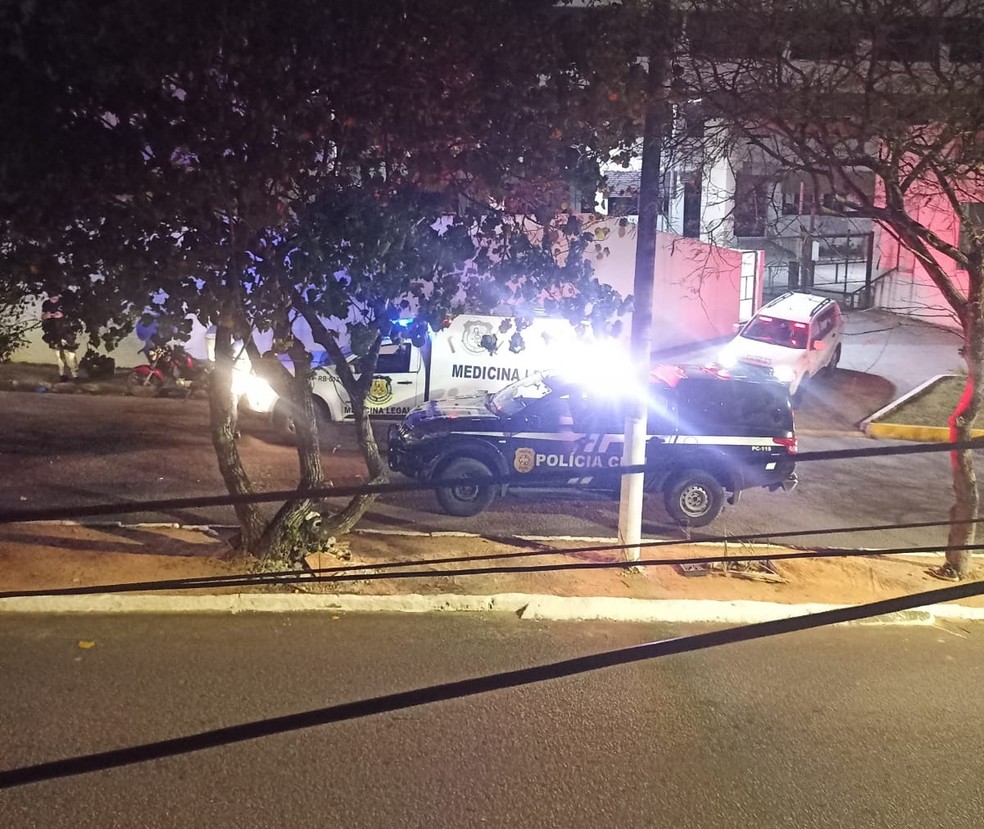 Viaturas no local onde motociclista atingiu cabo, na Zona Oeste de Natal — Foto: Reprodução