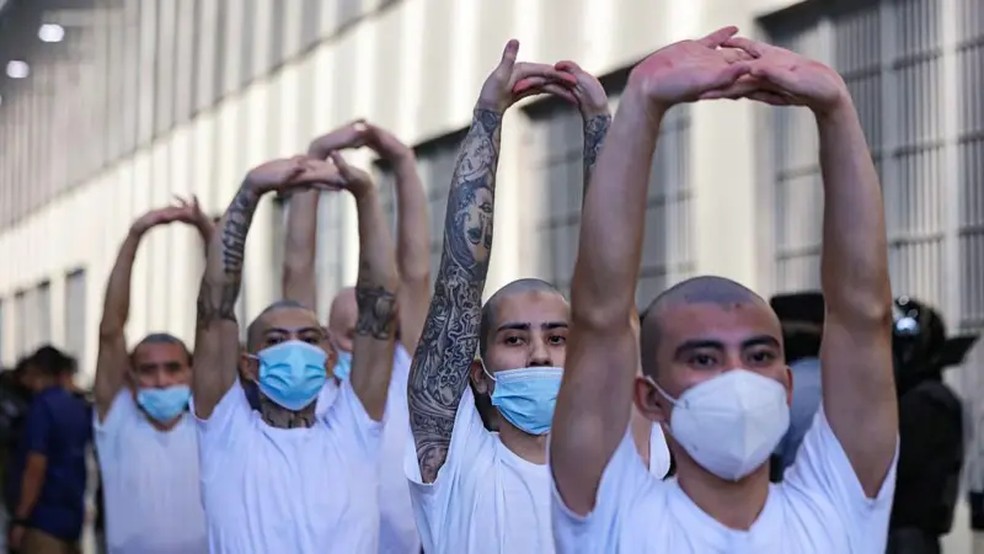A prisão do Cecot, em El Salvador, tornou-se um modelo de combate à violência que foi exportado para outros países. — Foto: Getty Images via BBC