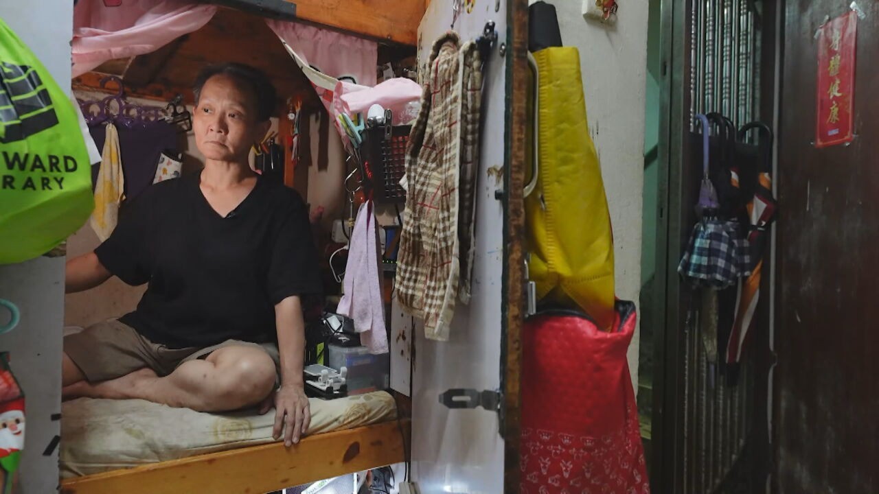 'Ainda não morri, mas já vivo num caixão': os relatos dos moradores de apartamentos 5 vezes menores que uma cela em Hong Kong