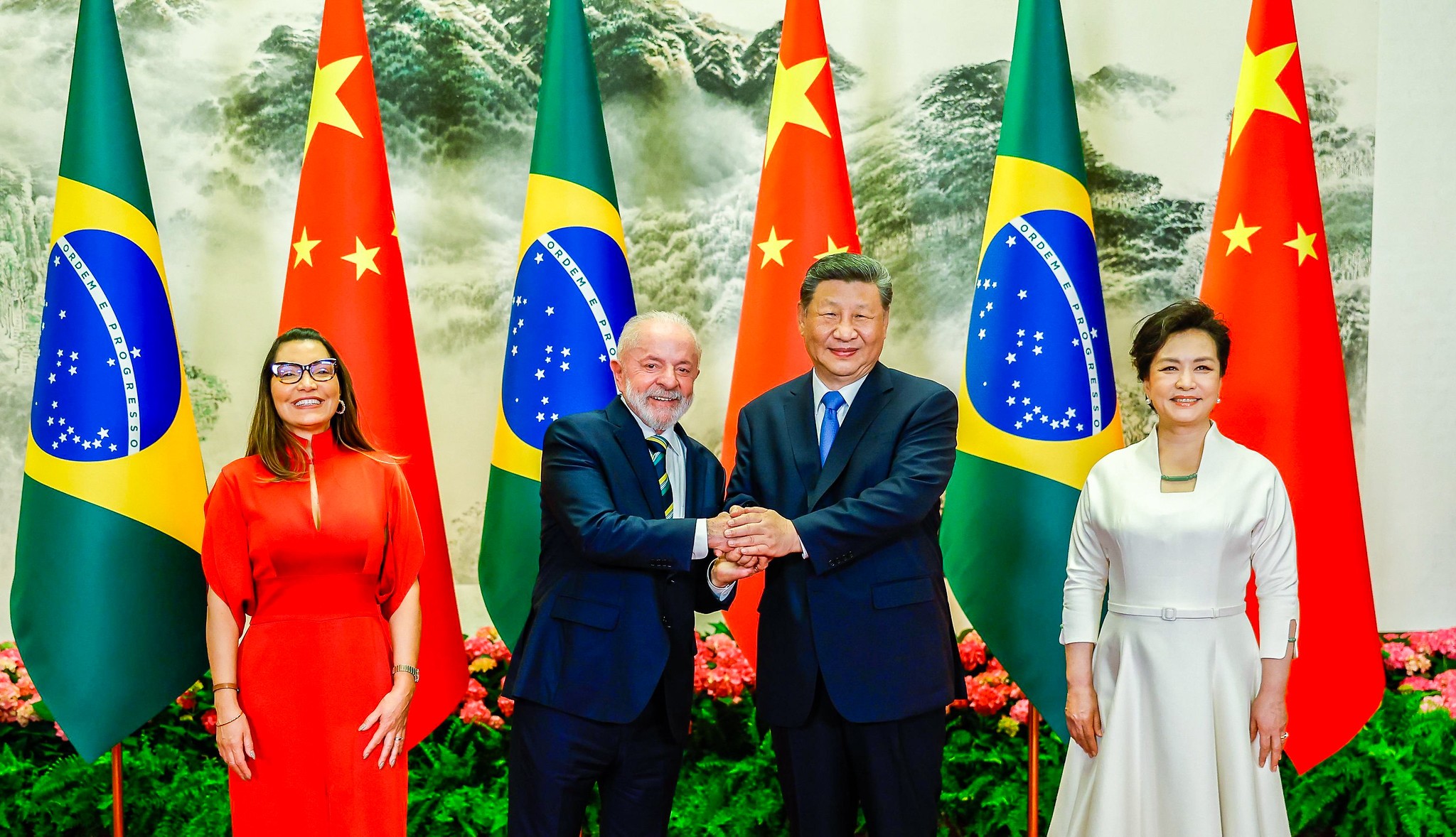 Lula é recebido por Xi ao som de Gilberto Gil e com animação de crianças chinesas