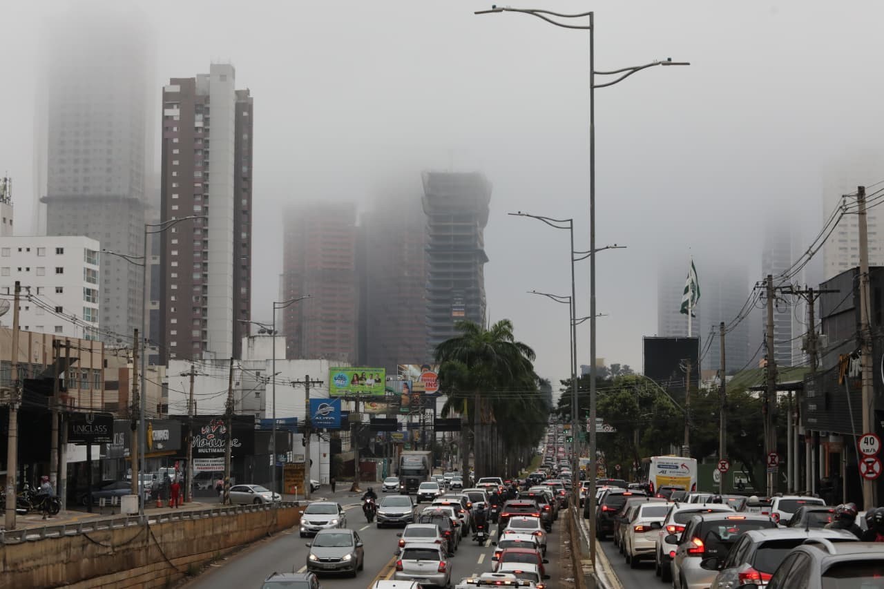 Cidades em Goiás amanhecem tomadas por névoa 