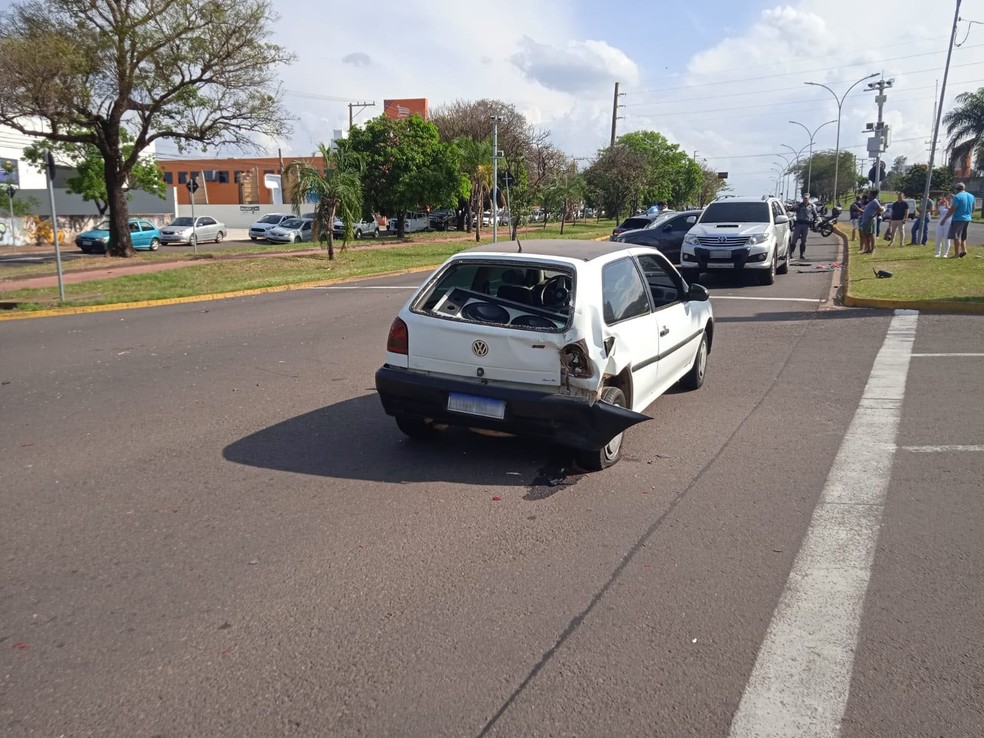Série de batidas envolveu seis carros e o cavalo-trator de uma carreta na Avenida Manoel Goulart, em Presidente Prudente (SP), na tarde desta segunda-feira (4) — Foto: Kawanny Barros/TV Fronteira