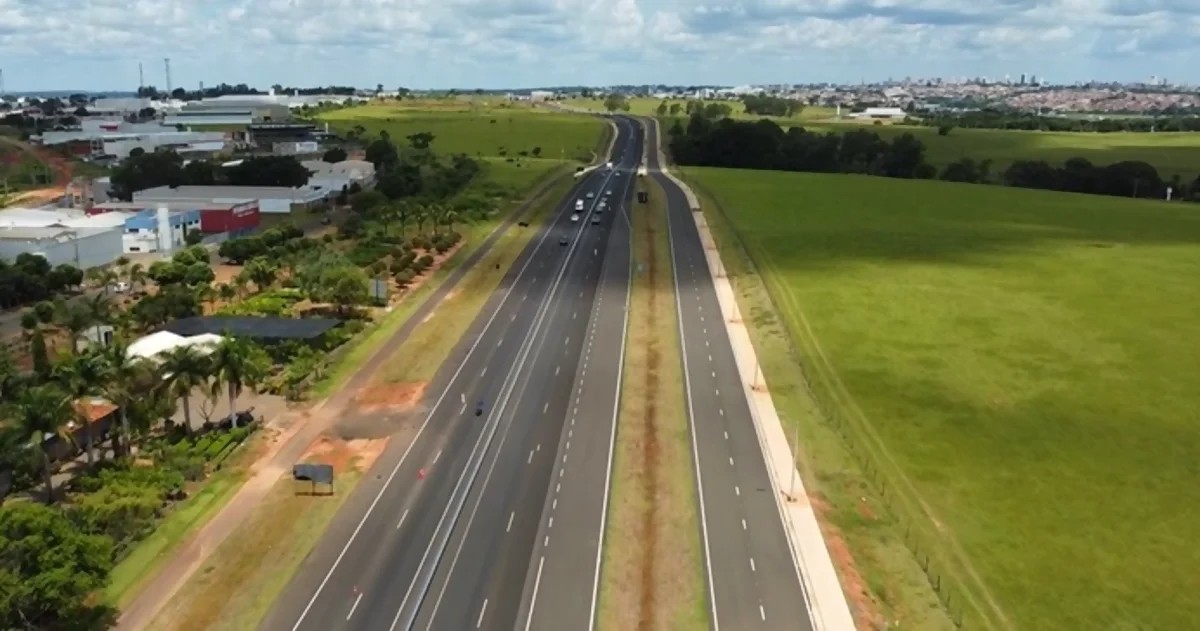 Homem fica gravemente ferido após ser atropelado por caminhão em rodovia de Marília