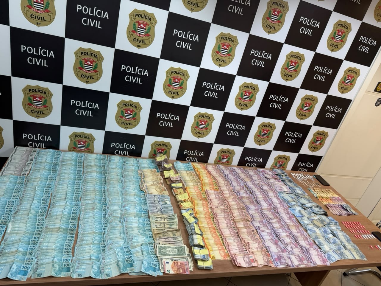 Dona de bar e motoboy são presos por tráfico no Centro de Piracicaba; polícia apreende drogas, doláres, euros e R$ 68 mil 