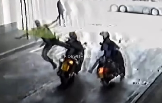 VÍDEO: Brasileiro consegue impedir roubo de moto em Londres com 'voadora' em ladrão 