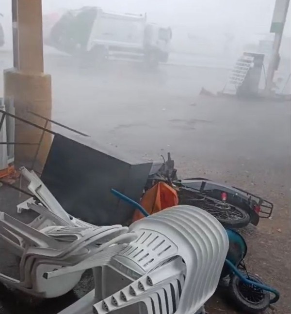 Rajadas de vento e chuva forte atingem Cabrobó e causam prejuízos nesta sexta (20) — Foto: Divulgação