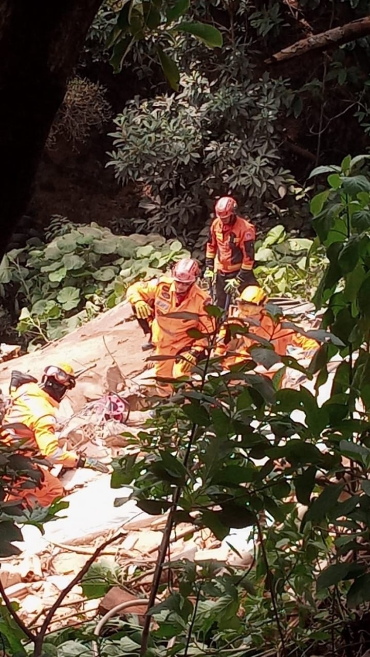 Casa de dois andares desaba na Região Leste de BH; bombeiros procuram vítimas