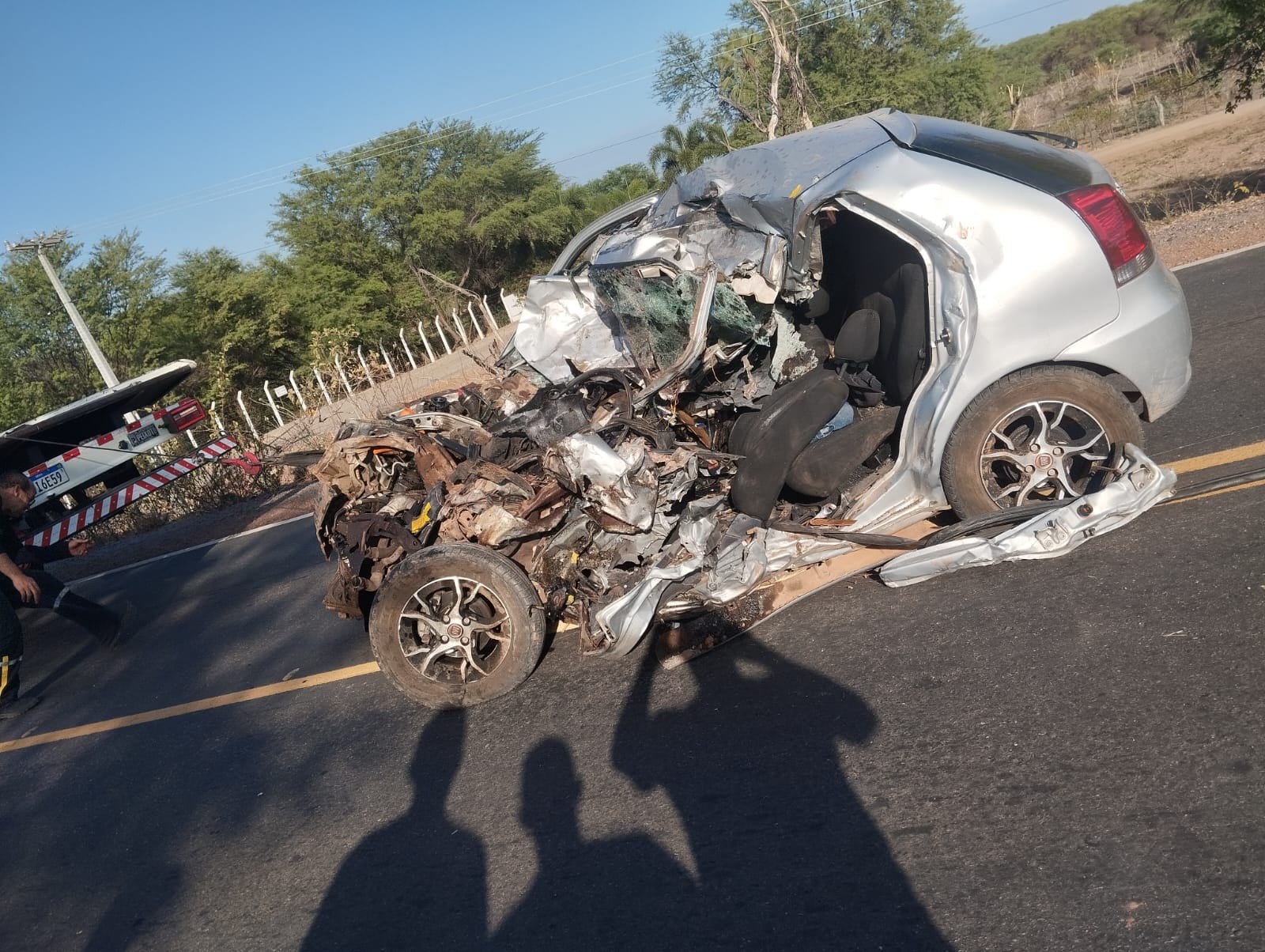 Motorista morre e carro fica destruído após bater de frente com carreta no RN