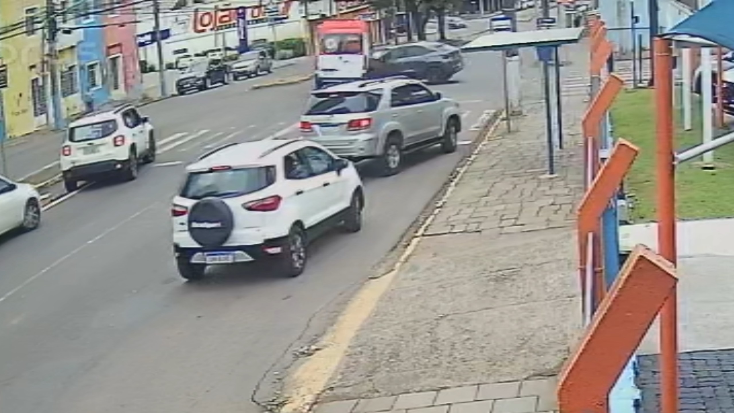 Ambulância do Samu tomba após acidente com carro e paciente morre no Norte do RS
