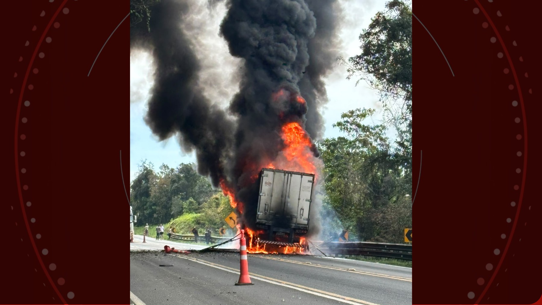 Carreta pega fogo no meio de serra da BR-277 e bloqueia trânsito na rodovia do Paraná