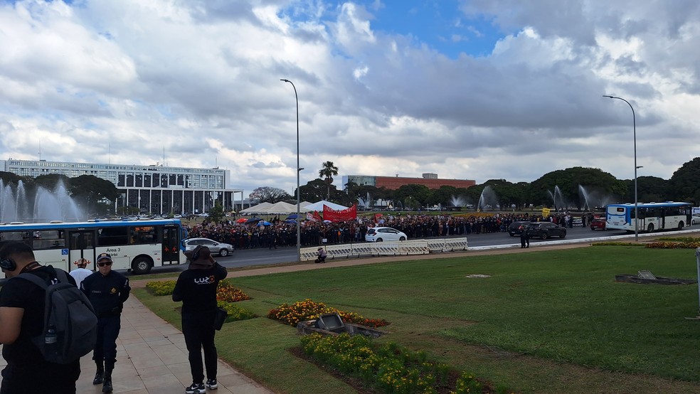 Manifestação de professores ocupa Eixo Monumental e deixa congestionamento no centro de Brasília — Foto: Letícia Sena/g1 DF