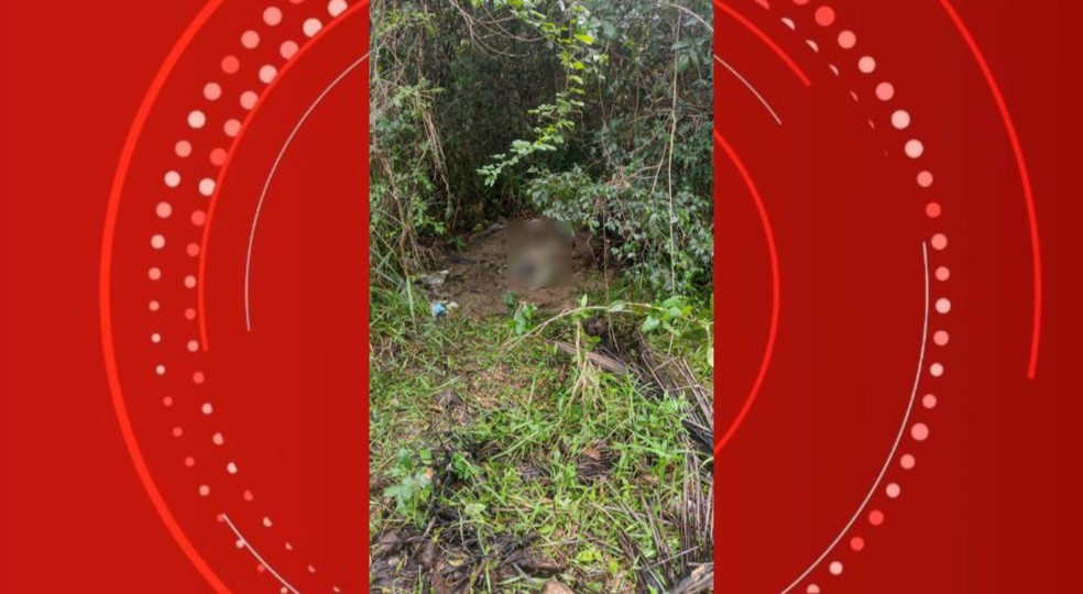 Corpo estava em cova rasa e foi parcialmente coberto com concreto — Foto: Polícia Civil de Alagoas