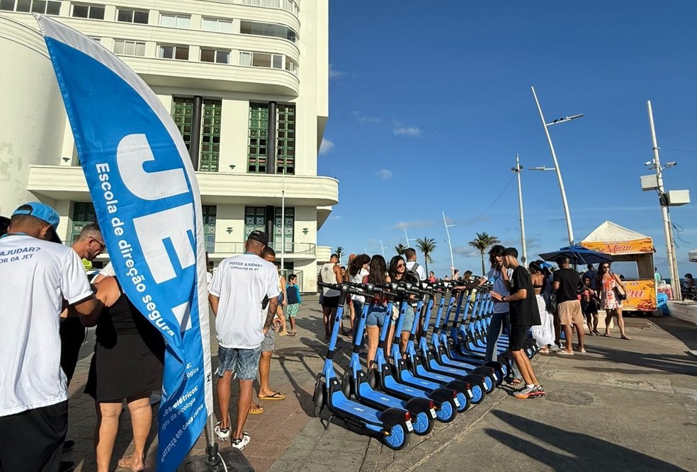 Com uma frota inicial de 300 patinetes elétricos, os veículos estão disponíveis para locação — Foto: Prefeitura de Salvador