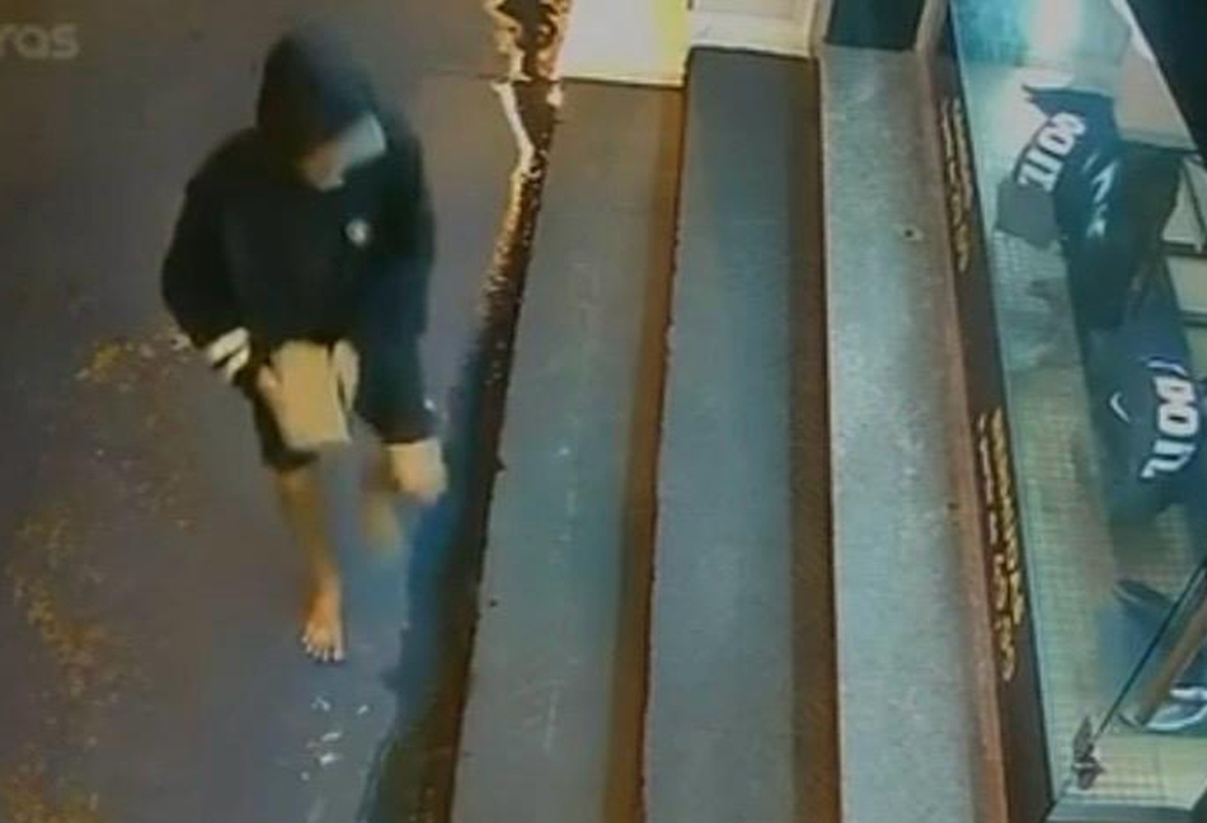 Homem tenta quebrar porta de loja com paralelepípedo no Centro de Itaperuna; VÍDEO
