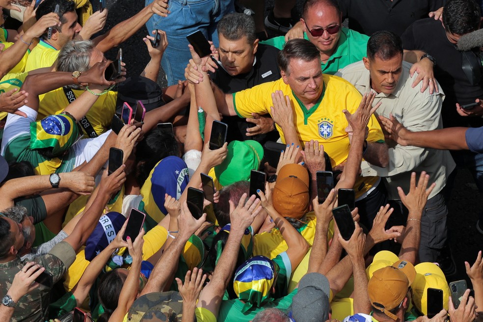 Bolsonaro chegou à Paulista de carro e sob escolta para ato com apoiadores neste domingo (25) — Foto: Carla Carniel/Reuters