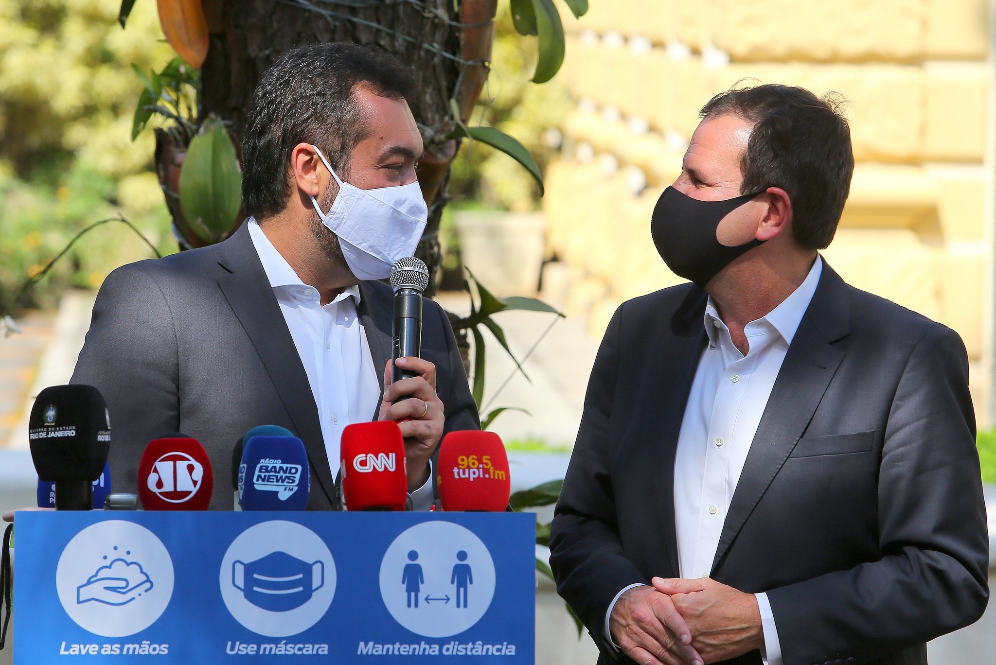 Paes e Castro trocam ataques após prisões em investigações sobre crime organizado