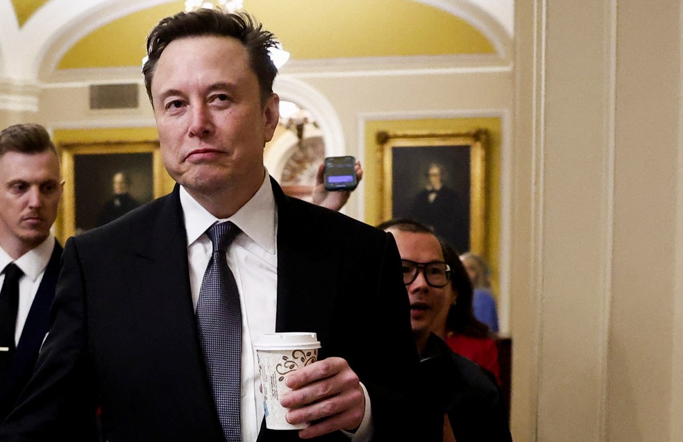 Elon Musk chegando para reunião com o líder republicano eleito do Senado, John Thune — Foto: REUTERS/Benoit Tessier
