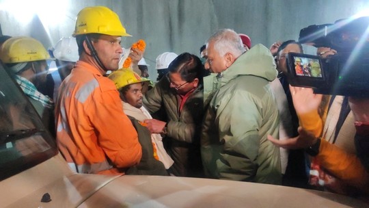 41 trabalhadores presos há 17 dias em túnel na Índia são resgatados - Foto: (Gabinete de Informação do estado de Uttarkashi via Reuters)