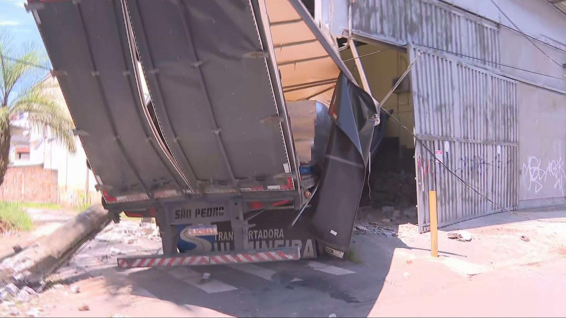 Carreta invade galpão, derruba postes e deixa feridos na Grande BH; VÍDEO