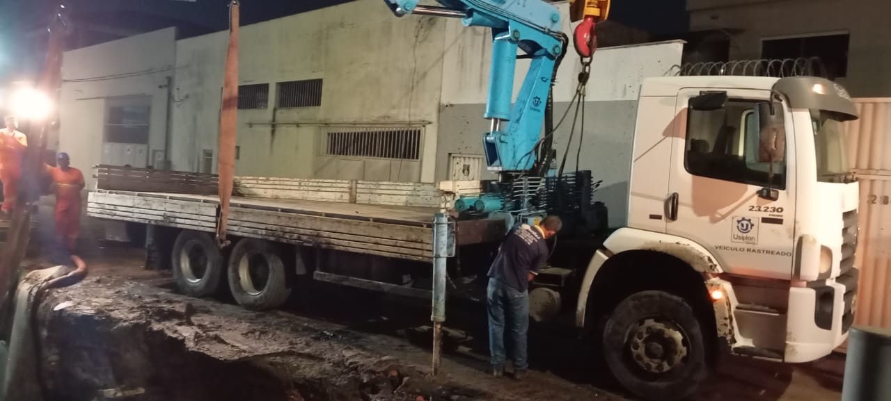 VÍDEO: caminhão tomba e cai em buraco de obra de macrodrenagem em Vila Velha, no ES