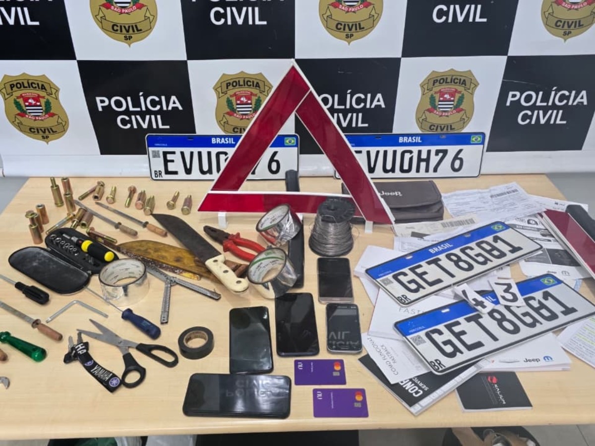 Polícia prende homem e apreende placas de carro adulteradas e caminhonete furtada, em Americana