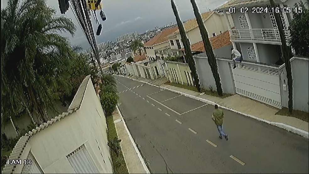 Suspeitos invadem casa em Vicente Pires, no DF — Foto: Reprodução