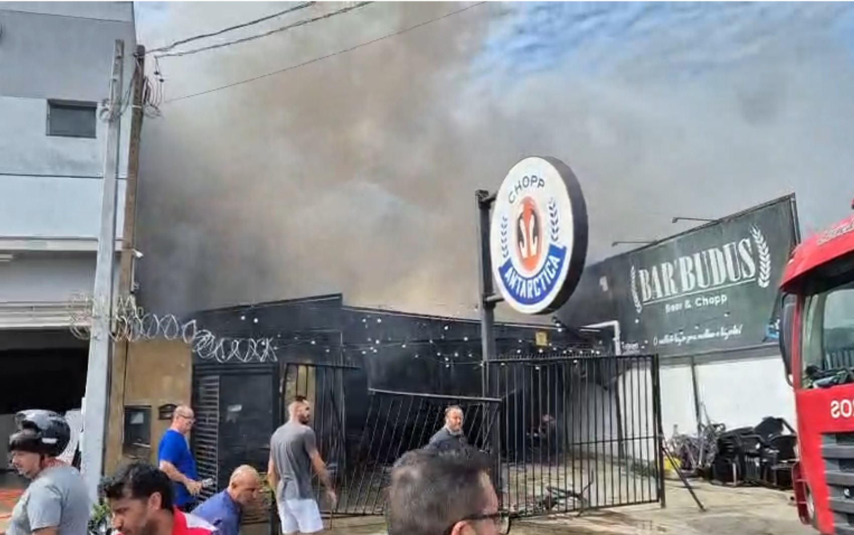 Fogo destrói parte de restaurante em Franca, SP; VÍDEO