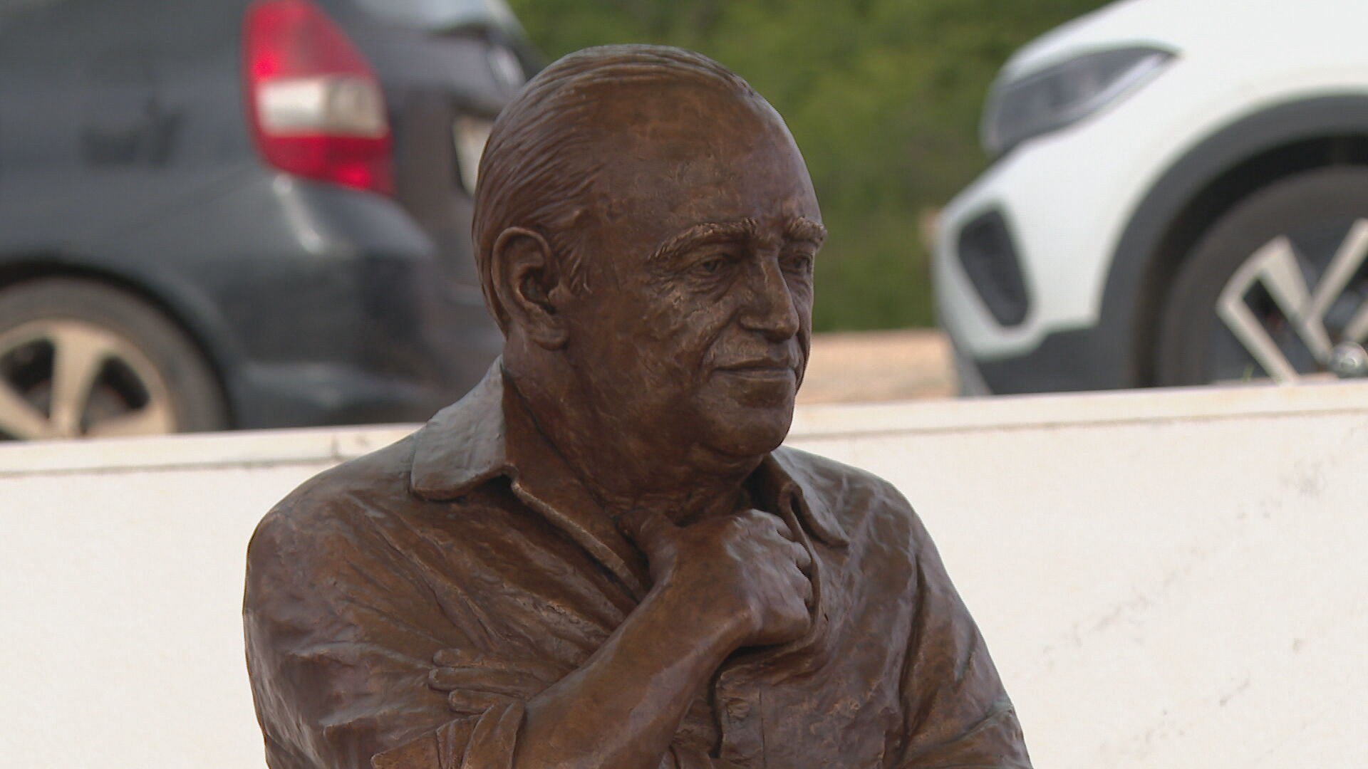 Oscar Niemeyer é homenageado com estátua de bronze no centro de Brasília