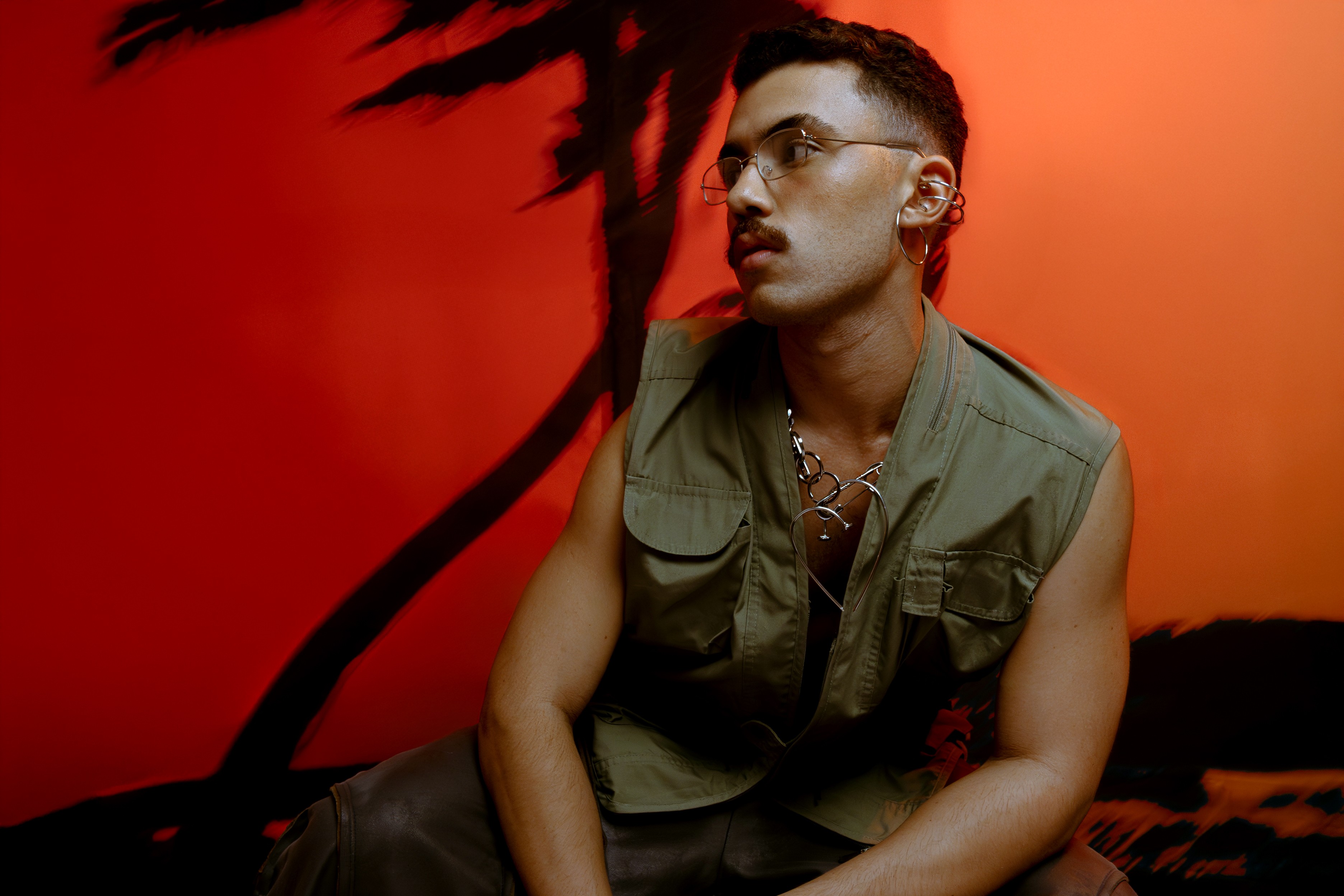 Gomes mixa o brega tropical do Recife com o universo noturno da música eletrônica no álbum ‘Puro transe’