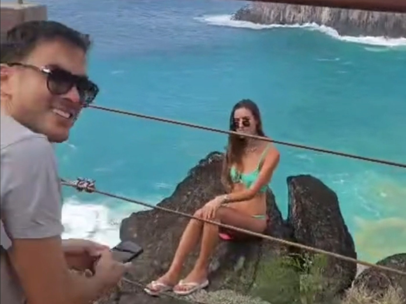 Turista invade local proibido para tirar fotos em penhasco no Parque Nacional de Fernando de Noronha, é advertida e ignora aviso; VÍDEO