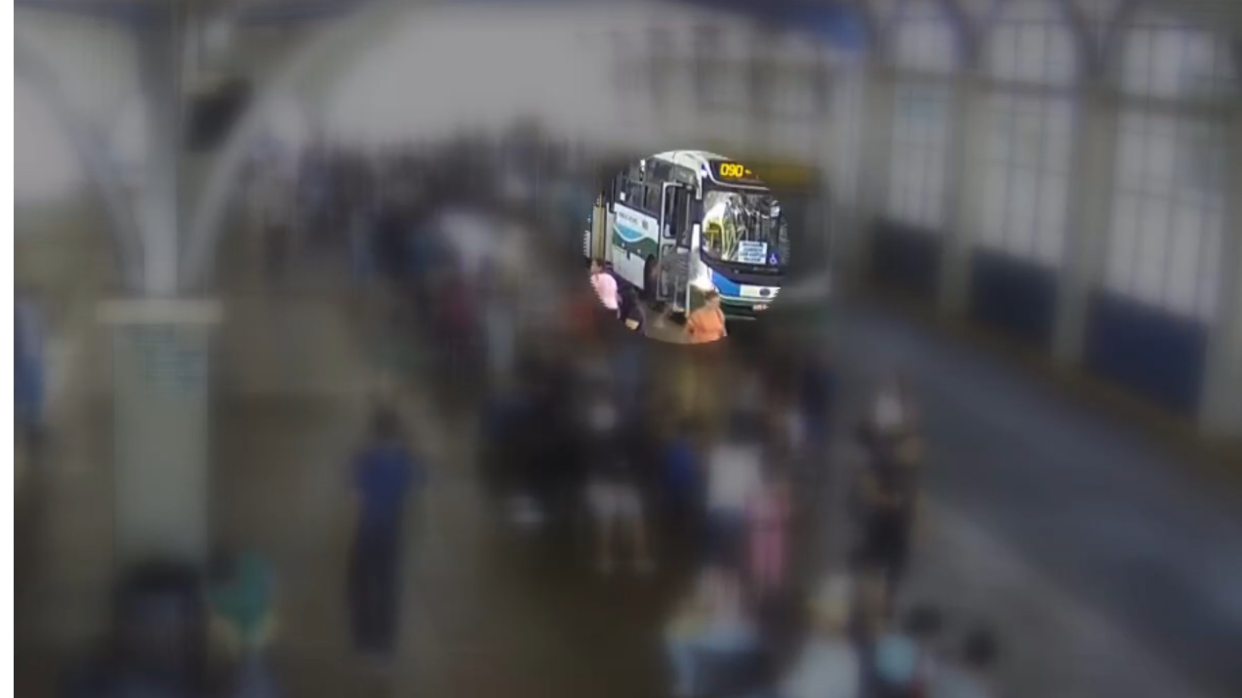 Homem aproveita aglomeração em ônibus para importunar mulher sexualmente em Cascavel e foge