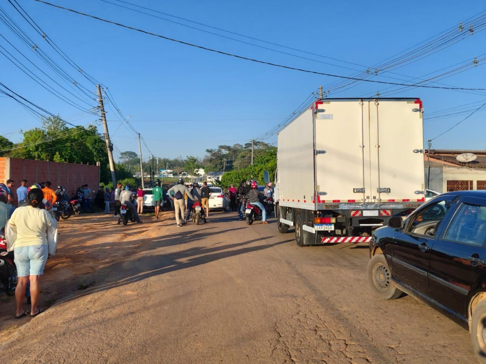 Moradores fecham rodovia e protestam por conclusão de posto de saúde no Acre; ato causa congestionamento