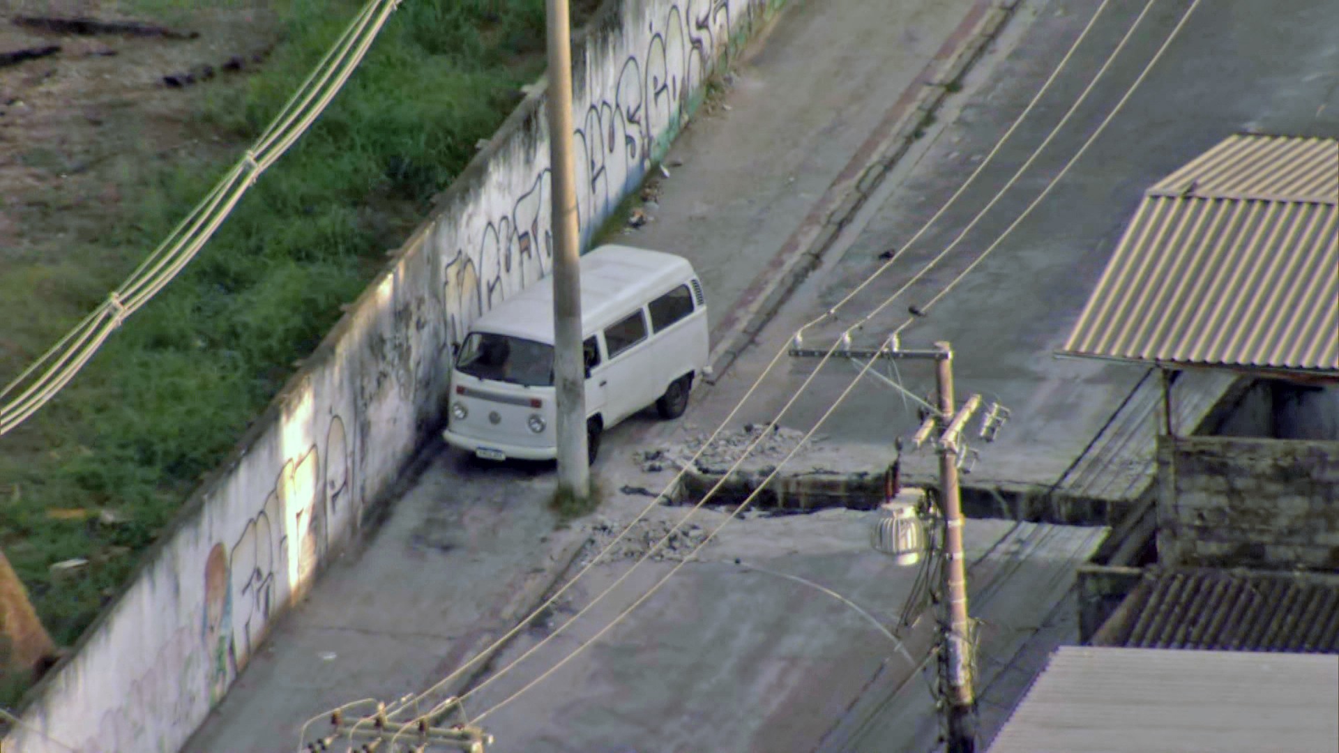 Tráfico da Cidade Alta volta a abrir trincheira ao lado de estação de trem, e carros ‘tiram fino’ de muro e de poste