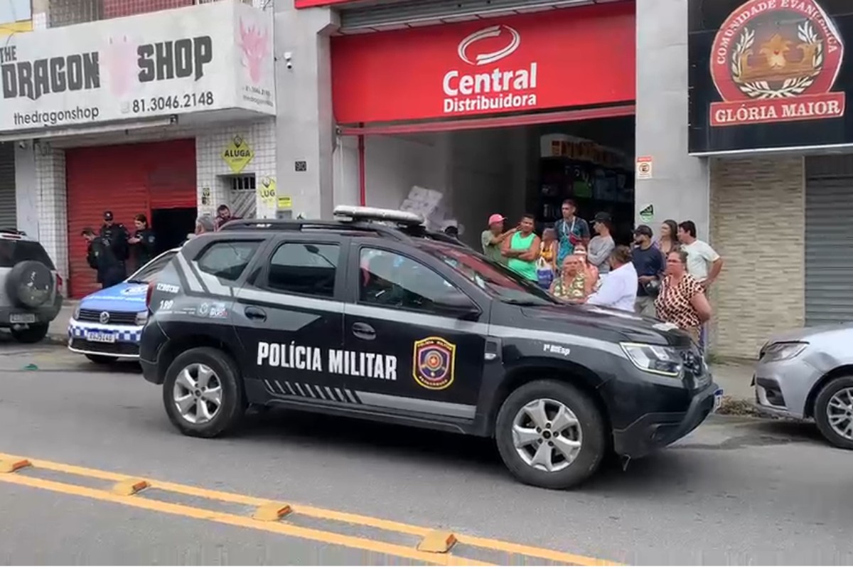 Criminosos descem de carro e matam homem a tiros no bairro Maurício de Nassau, em Caruaru