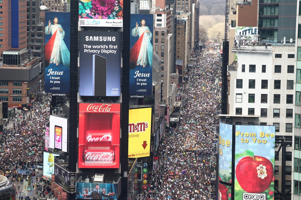 Multidão se reúne na Times Square, em Nova York para protesto do movimento No Kings contra Donald Trump, em 28 de março de 2026 — Foto: CHARLY TRIBALLEAU / AFP