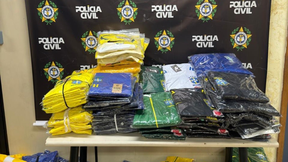 Polícia Civil apreende 2 mil camisas falsificadas da seleção brasileira em ônibus na Via Dutra