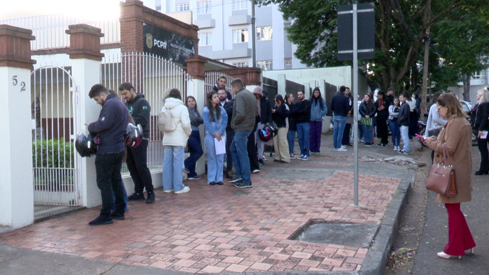 Casais foram até a Delegacia de Estelionatos em Maringá na manhã desta segunda-feira (12) — Foto: RPC Maringá
