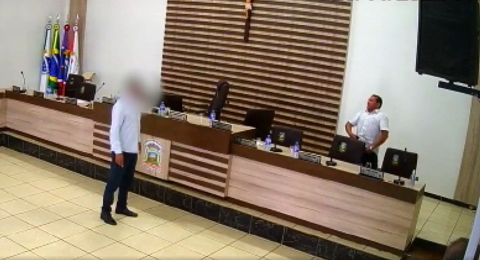  Claudeir Fidelis (PSB) tira arma e mostra para um outro homem no plenário — Foto: Reprodução