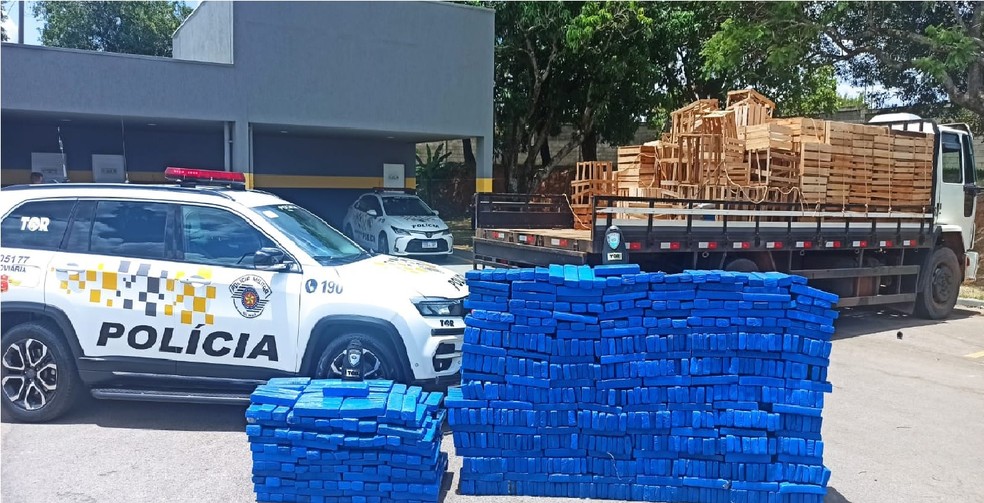Mais de 800 quilos de maconha é apreendida em rodovia de Itu (SP) — Foto: Polícia Rodoviária/Divulgação