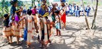 Alunos participam de vivência cultural durante visita à Aldeia Capitão Kina — Foto: Acervo Favoo