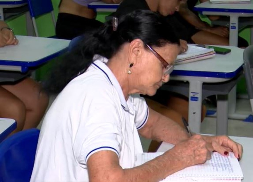 Aos 80 anos, Severina Rodrigues curja a EJA  Foto: TV Paraba/Reproduo