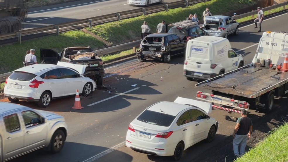 2 de 2
De acordo com a Polícia Rodoviária, uma pessoa teve ferimentos leves após engavetamento em rodovia em Bauru — Foto: TV TEM
