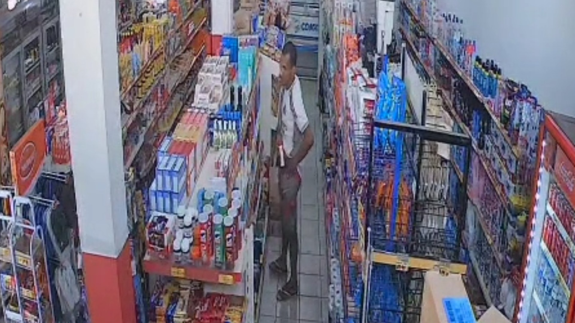 VÍDEO: Ladrão é flagrado escondendo hidratantes e sabonete na cueca durante furto a empório em MG