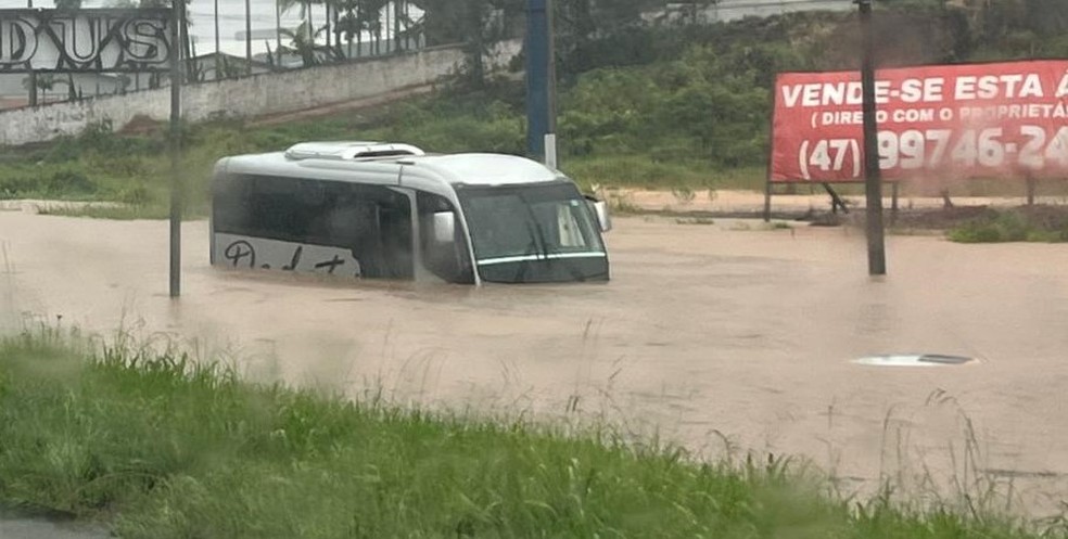 Micro-ônibus na marginal da BR-101, em Balneário Camboriú — Foto: Patrícia Silveira/NSC TV