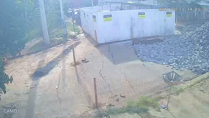 VÍDEO: Parte de cratera que interditou prédio e casas volta a afundar em São José dos Campos