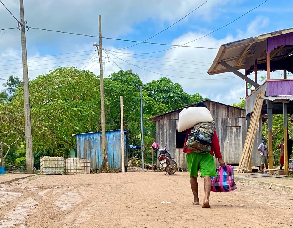 Moradores que precisaram ficar em casa de parentes começam a retornar às suas residências em Jordão, no interior do Acre. Ocupantes de abrigos públicos permanecem. — Foto: Kézio Araújo/Arquivo pessoal