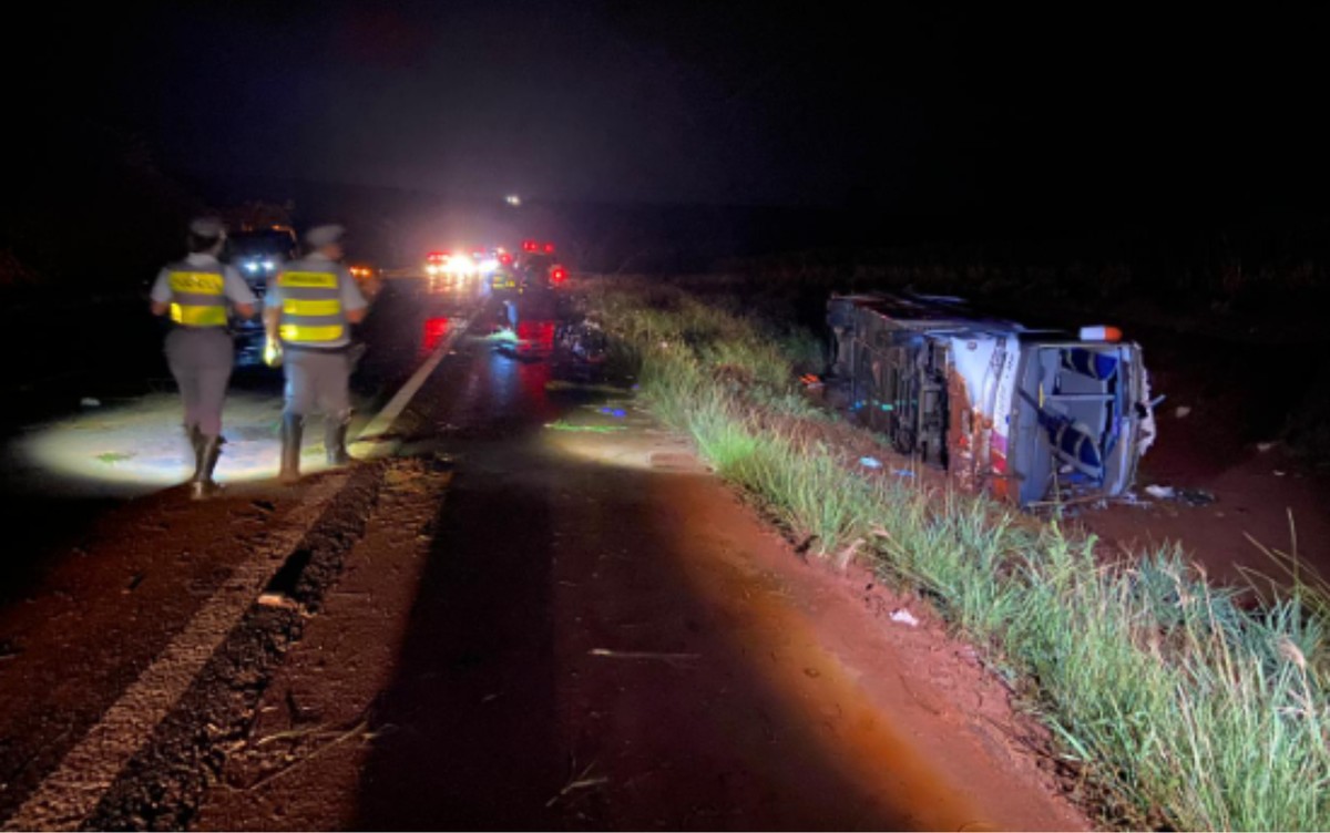 Ônibus de excursão religiosa capota em rodovia em Guatapará, SP, e deixa 8  mortos, além de feridos | Ribeirão Preto e Franca | G1