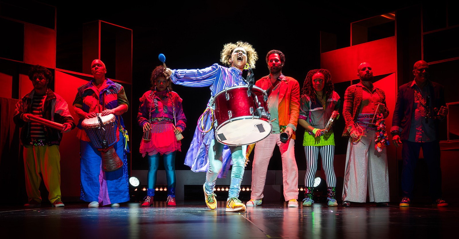 Musical sobre Gonzaguinha tem vigor cênico, a ideologia firme do artista e a marca da Barca dos Corações Partidos