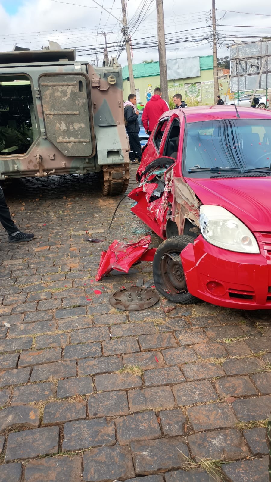 Imagens mostram como ficou carro atingido por tanque do Exército no Paraná