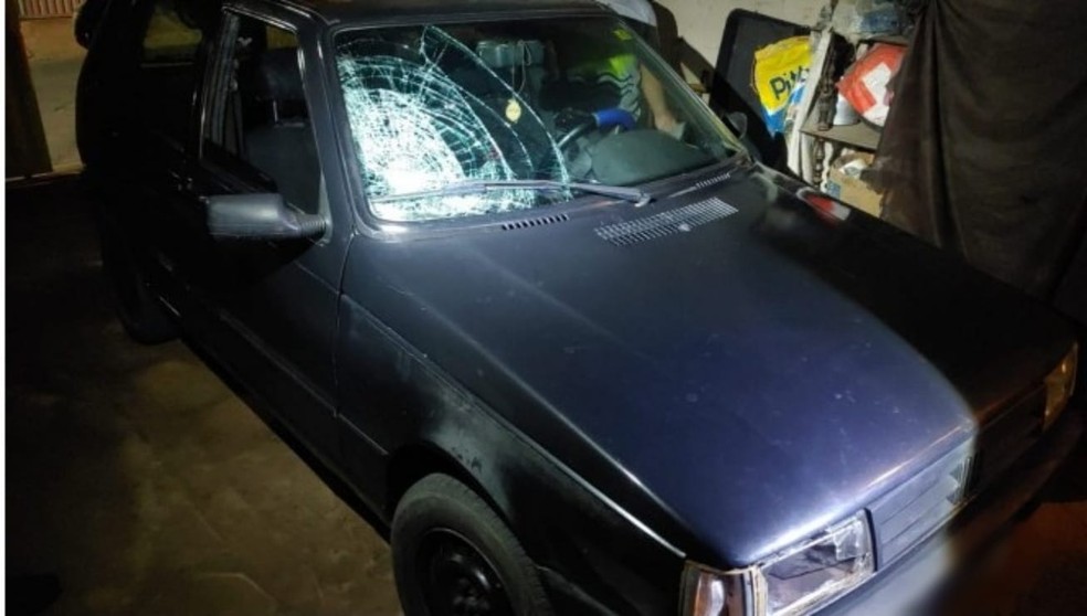 Carro foi encontrado na garagem da casa do motorista — Foto: Polícia Militar/Divulgação